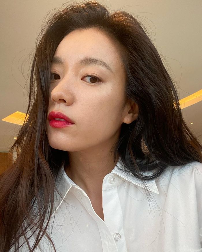 Nữ chính Moving Han Hyo Joo: U40 da vẫn căng mướt 