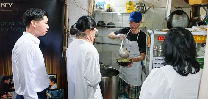 Ông chủ Hà Nội bỏ mức lương nghìn đô, về bán phở chay tự phục vụ