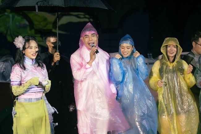 Phương Mỹ Chi đội mưa, vừa hát vừa khóc cùng hàng ngàn khán giả