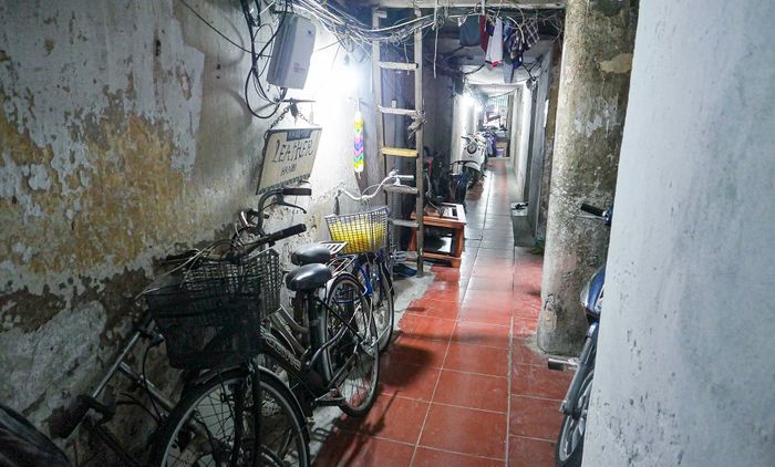 Sống ở phố cổ Hà Nội: Nhà hộp diêm, giá cả trăm triệu đồng/m2 vẫn… khổ