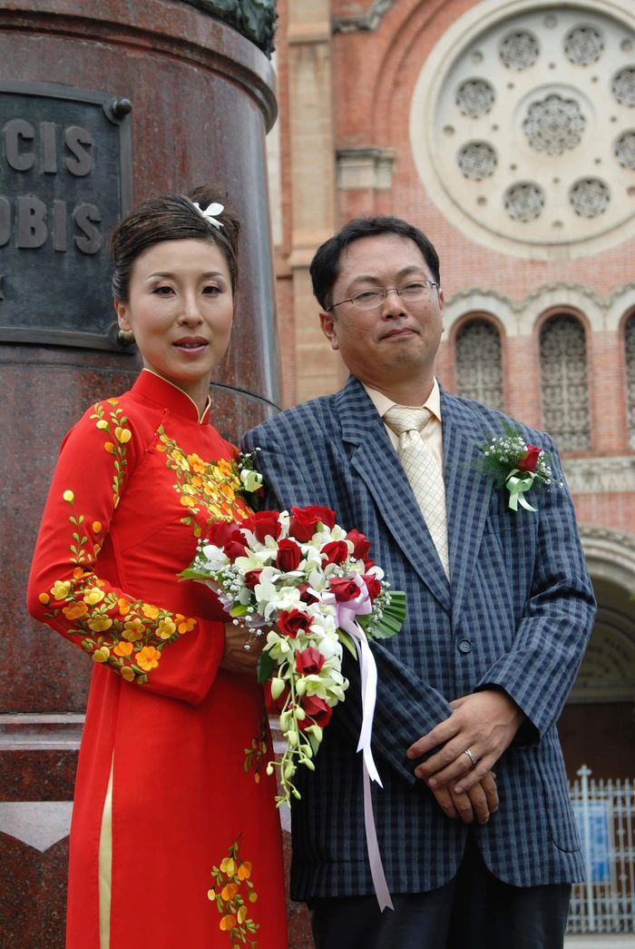 Vợ chồng Nhật nên duyên nhờ Việt Nam, đám cưới mời bác xe ôm