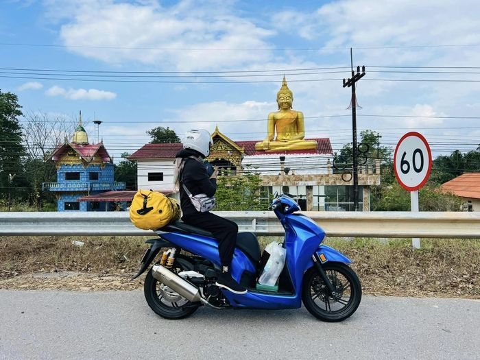 Vợ chồng Việt chi 130 triệu đồng, mang xe máy sang Thái Lan phượt
