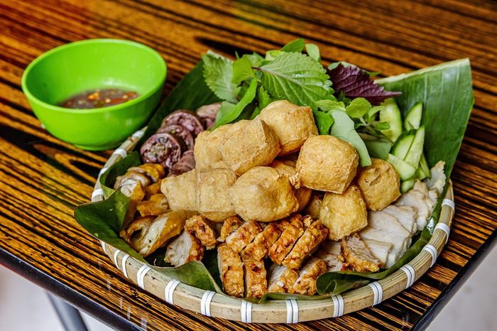 Vợ chồng Việt “xách” 100 lít mắm tôm mở quán bún đậu ở Mỹ