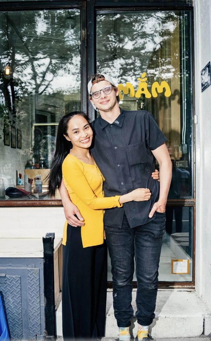Vợ chồng Việt “xách” 100 lít mắm tôm mở quán bún đậu ở Mỹ
