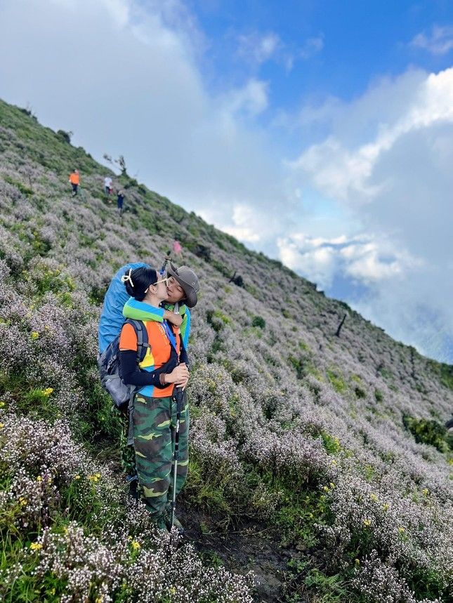 Chàng trai bất ngờ cầu hôn bạn gái trên đỉnh núi cao gần 3000m
