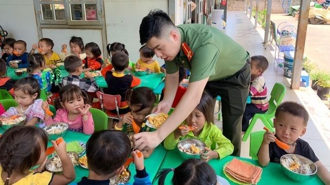 Chuyện chàng Trung uý vùng cao nuôi cơm trưa cho hàng nghìn em nhỏ