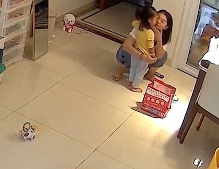 Con gái 2 tuổi làm đổ hộp cơm, mẹ bỉm không nổi giận mà ôm vào lòng