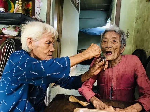 Cụ bà 72 tuổi không lấy chồng, hái rau, bắt ốc nuôi mẹ già 95 tuổi 