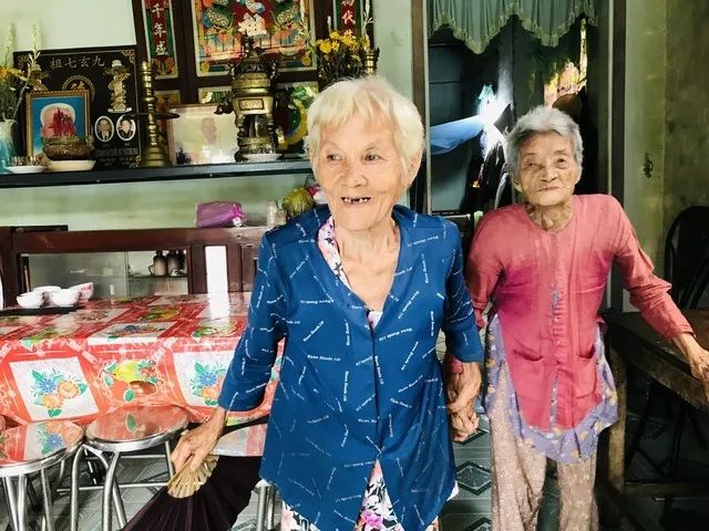 Cụ bà 72 tuổi không lấy chồng, hái rau, bắt ốc nuôi mẹ già 95 tuổi 