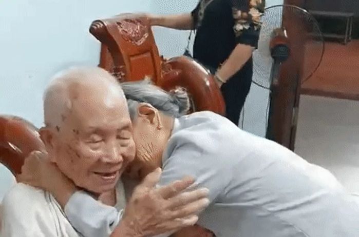 Khoảnh khắc em gái 88 tuổi bịn rịn chia tay anh trai 101 tuổi