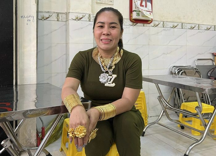 Nữ chủ quán bò nướng ở TPHCM đeo 70 cây vàng để khách vuốt lấy hên