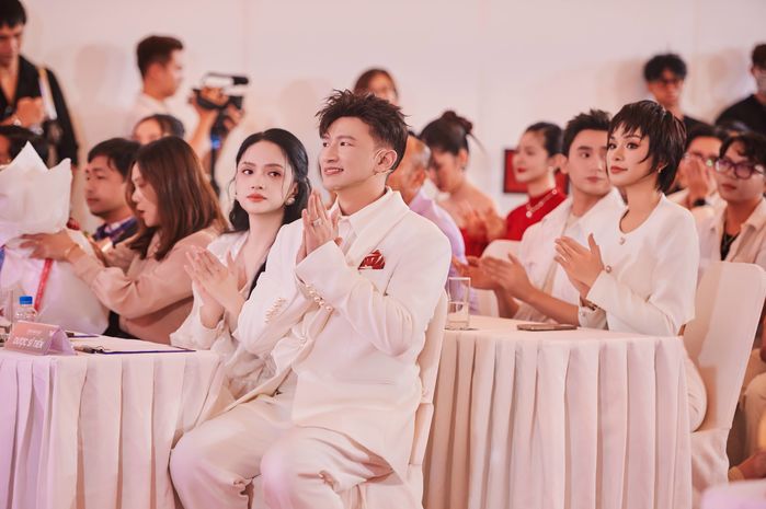 Dược sĩ Tiến tung concert cho sinh viên với dàn nghệ sĩ nam đình đám