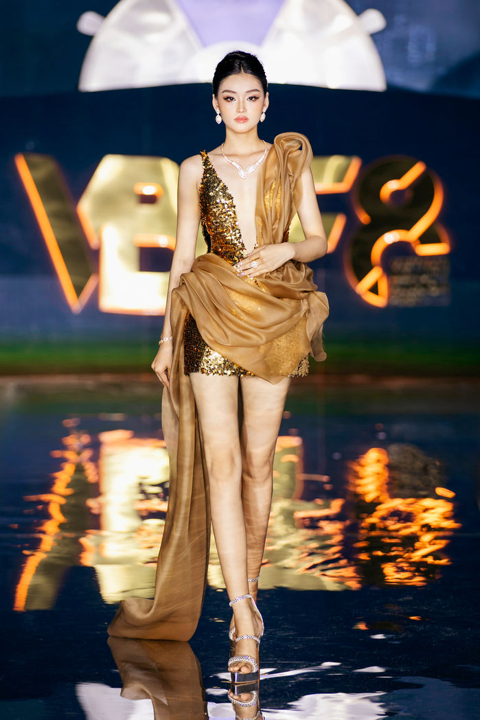 Dàn mỹ nhân đổ bộ thảm đỏ Vietnam Fashion Fest 8