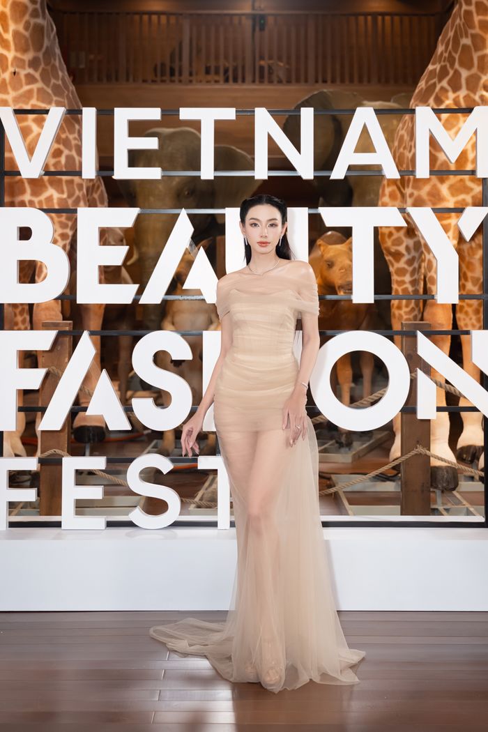 Dàn mỹ nhân đổ bộ thảm đỏ Vietnam Fashion Fest 8