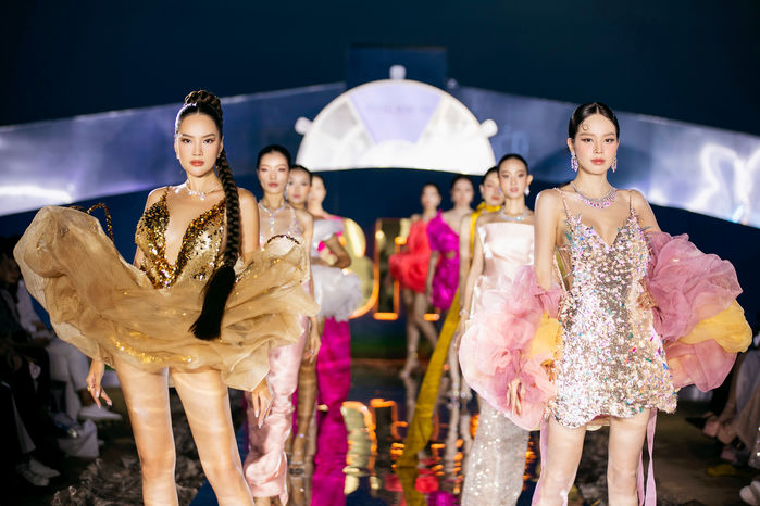 Dàn mỹ nhân đổ bộ thảm đỏ Vietnam Fashion Fest 8