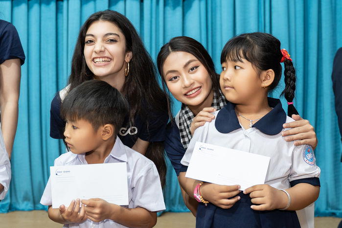 Dàn người đẹp Miss Cosmo trao quà cho học sinh khó khăn ở Long An