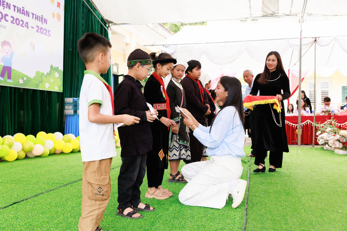 H’Hen Niê khánh thành 02 thư viện thân thiện tại Bắc Kạn