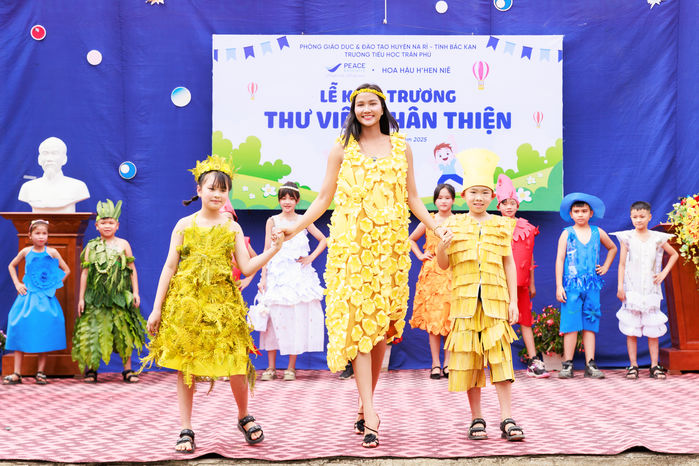 H’Hen Niê khánh thành 02 thư viện thân thiện tại Bắc Kạn