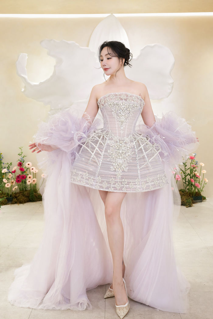 Hồ Quỳnh Hương mặc váy cưới đính 10.000 viên pha lê