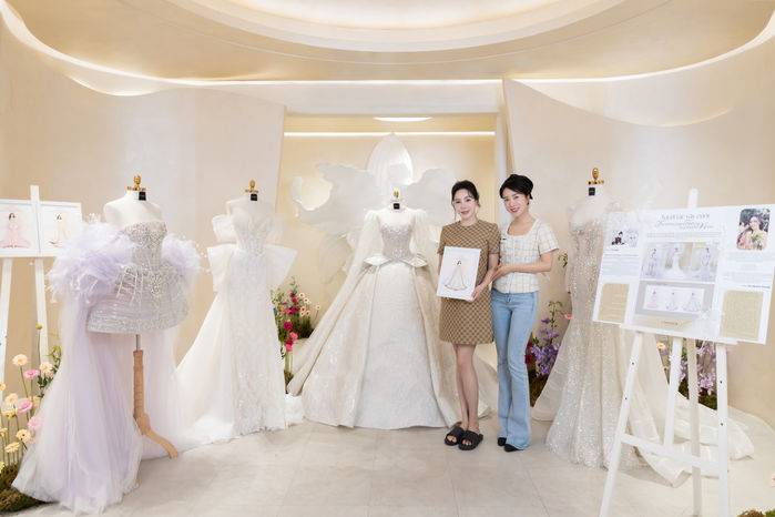 Hồ Quỳnh Hương mặc váy cưới đính 10.000 viên pha lê