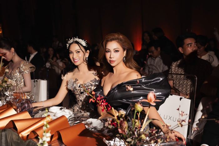 Hà Phương rạng rỡ cùng Minh Tuyết ở fashion show của Chung Thanh Phong