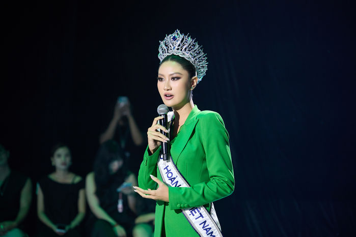 Hoa hậu Nguyễn Hoàng Phương Linh làm vedette sàn thời trang, công nghệ