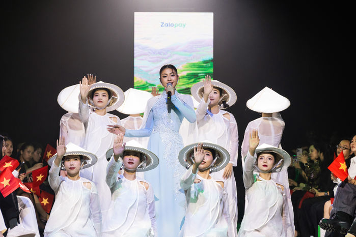 Hoa hậu Nguyễn Hoàng Phương Linh làm vedette sàn thời trang, công nghệ