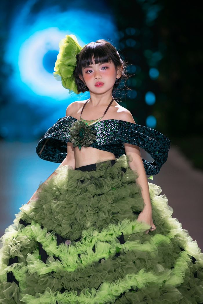 NTK Huỳnh Thành Phát ghi dấu ấn với BST độc đáo mang tên “Mị di”