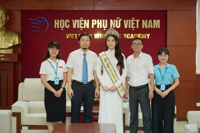 Hoa hậu Trái Đất Việt Nam 2025 Trâm Anh tri ân thầy cô dịp tựu trường