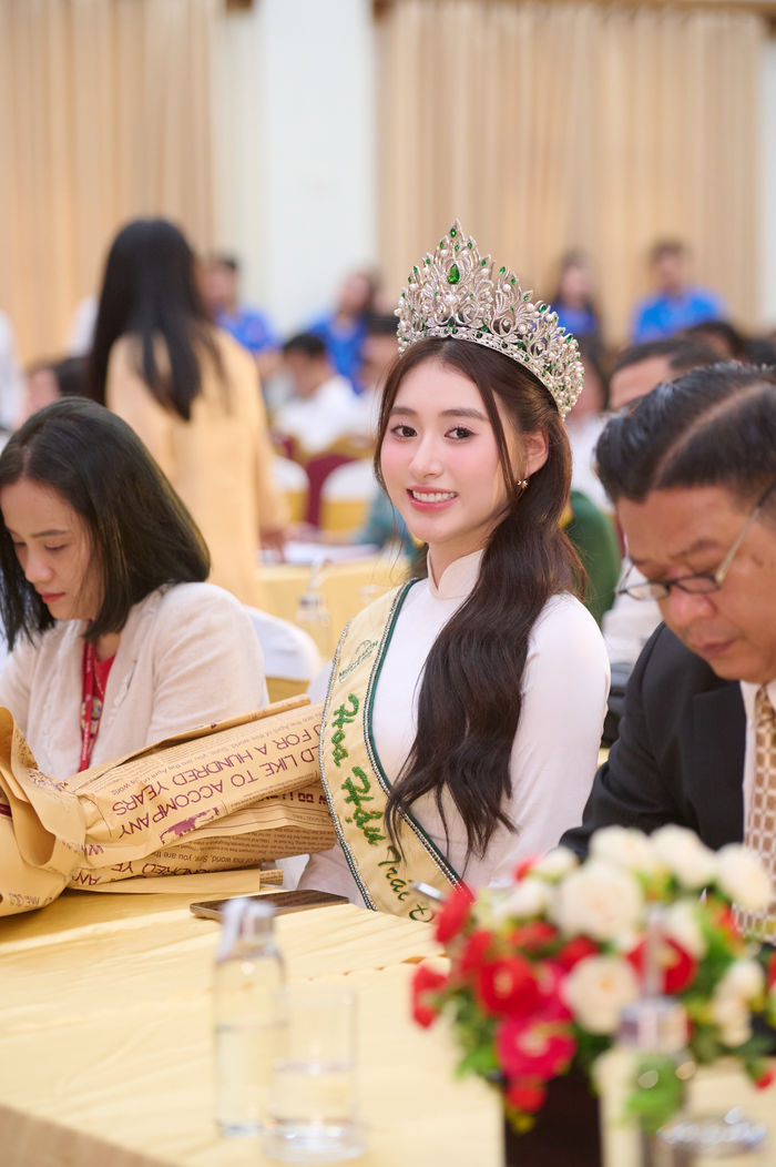 Hoa hậu Trái Đất Việt Nam 2025 Trâm Anh tri ân thầy cô dịp tựu trường