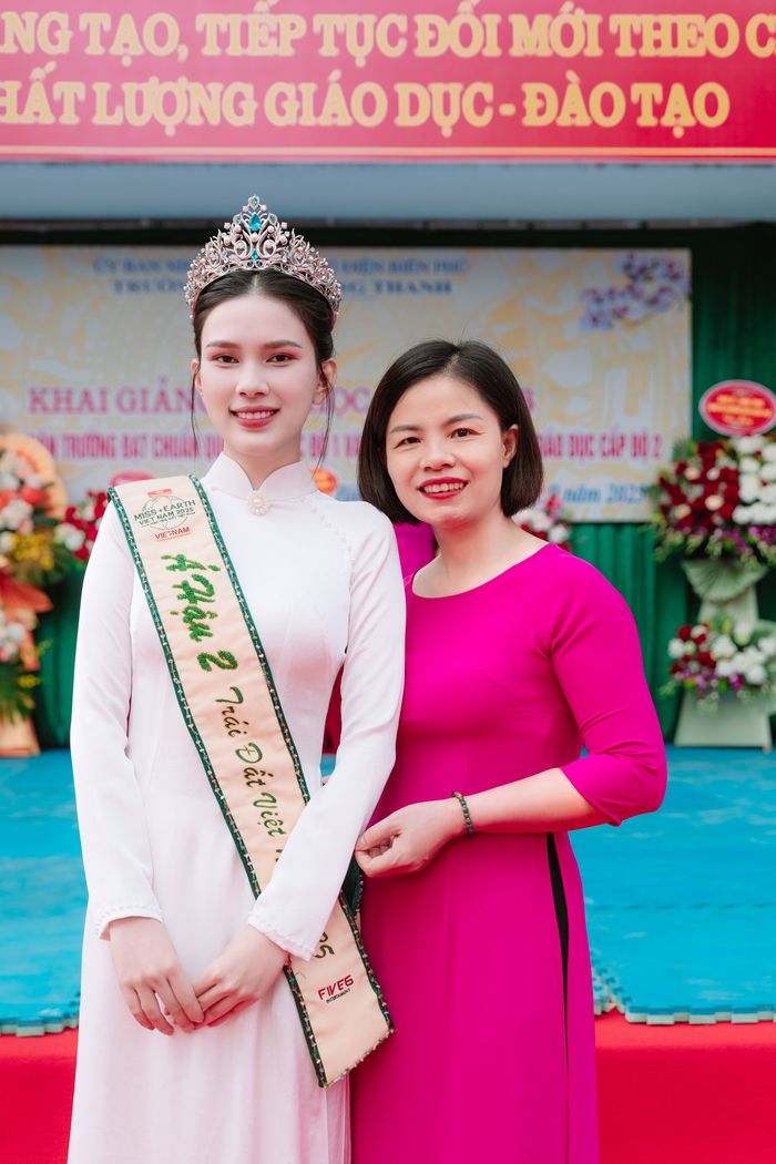 Á hậu Linh Đan về thăm trường cũ, trao quà cho đàn em ngày khai giảng