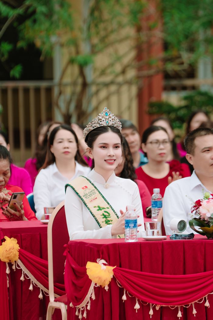 Á hậu Linh Đan về thăm trường cũ, trao quà cho đàn em ngày khai giảng