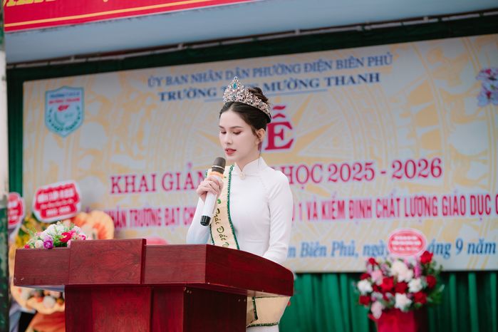 Á hậu Linh Đan về thăm trường cũ, trao quà cho đàn em ngày khai giảng