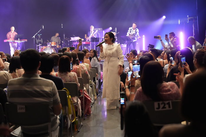 Diva Mỹ Linh cùng gia đình mở màn thành công tour châu Á tại Nhật Bản