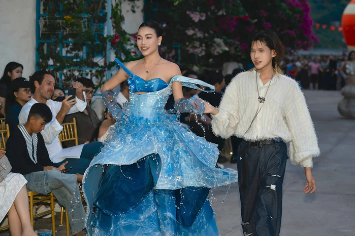 Trà Ngọc Hằng catwalk cùng con gái trong show thời trang