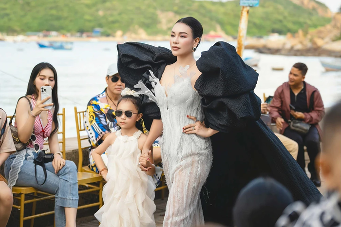 Trà Ngọc Hằng catwalk cùng con gái trong show thời trang