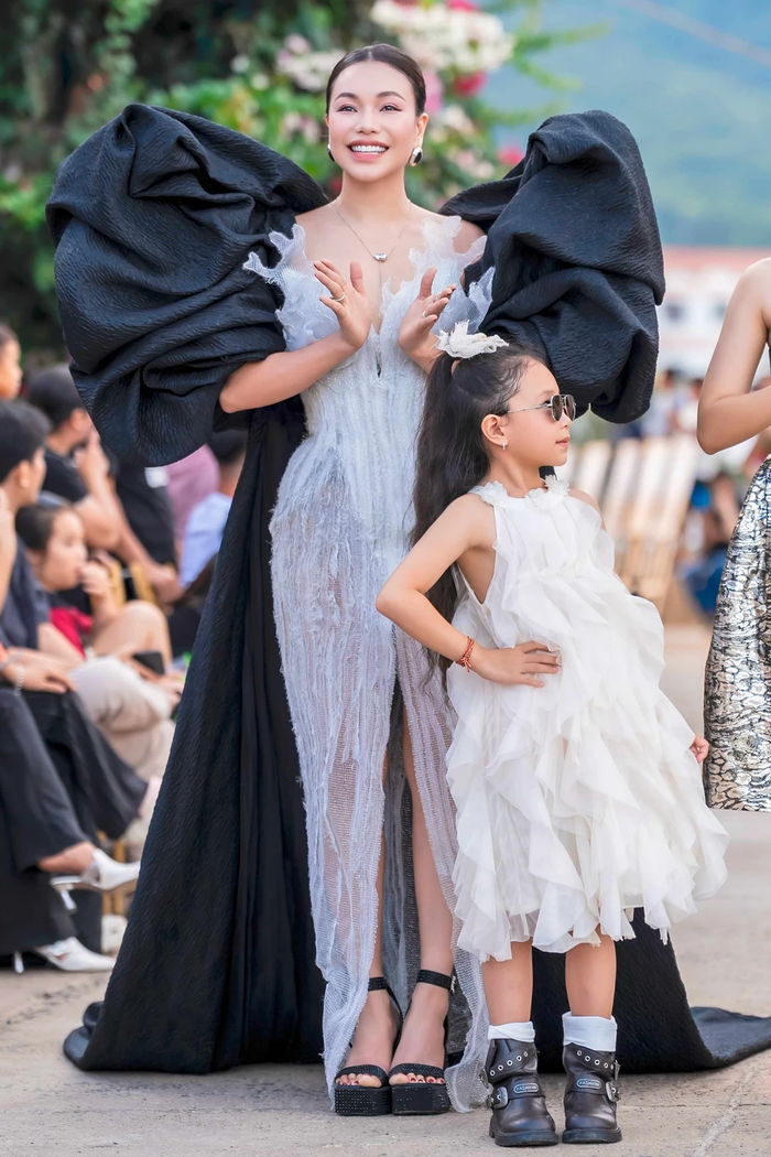 Trà Ngọc Hằng catwalk cùng con gái trong show thời trang