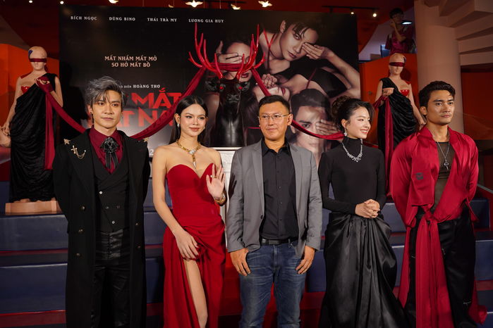 Dàn sao ủng hộ ngày “Bịt mắt bắt nai” chính thức ra rạp