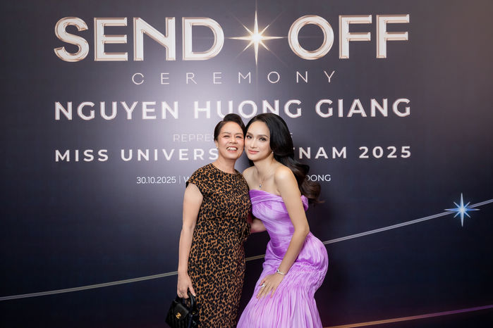 Hương Giang nhận sash, được fan tiễn sang Thái chiến Miss Universe