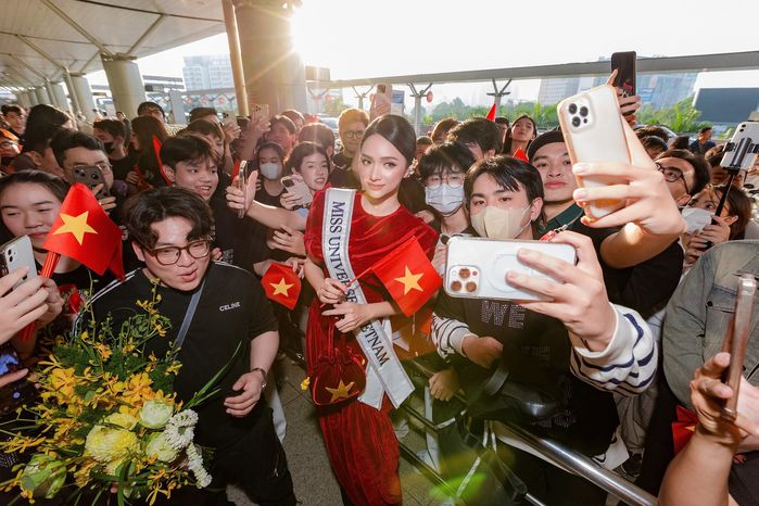 Hương Giang nhận sash, được fan tiễn sang Thái chiến Miss Universe