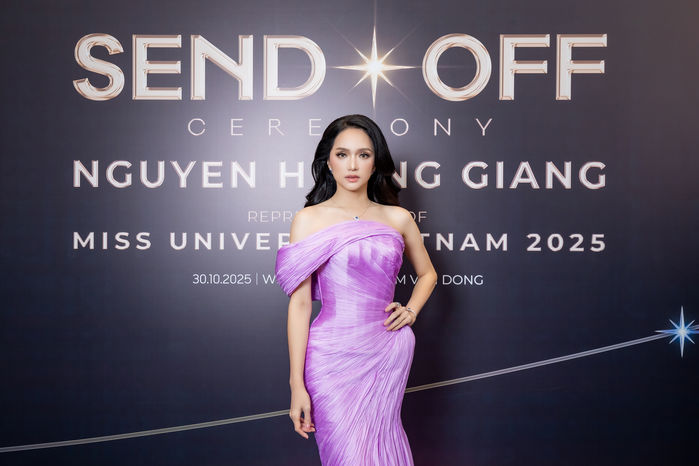 Hương Giang nhận sash, được fan tiễn sang Thái chiến Miss Universe