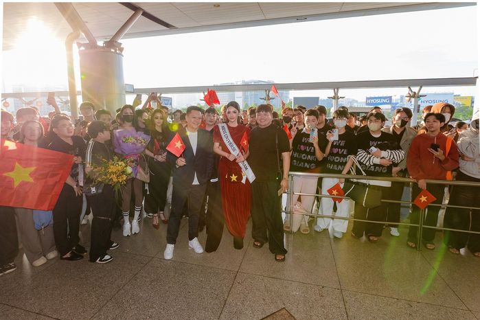 Hương Giang nhận sash, được fan tiễn sang Thái chiến Miss Universe