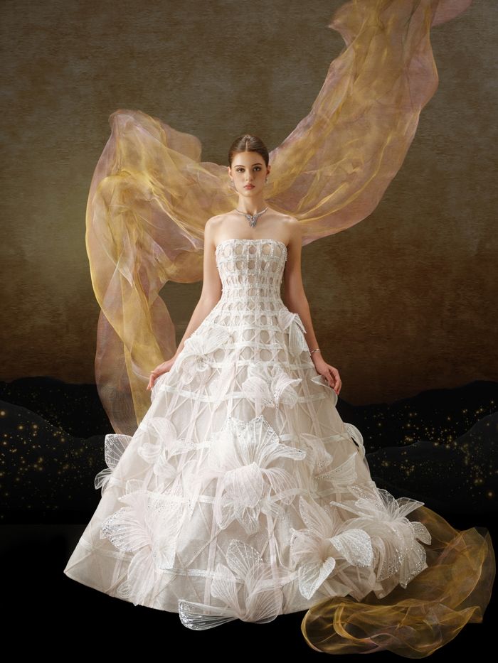 Linh Nga Couture mang BST Hồn Đất - Mạch Rồng đến Paris Fashion Week