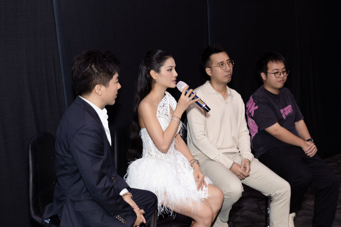 Cả nhà tháp tùng Phương Trinh Jolie trở lại Vbiz sau 5 năm vắng bóng