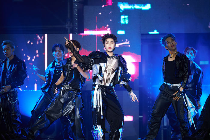 CAPTAIN BOY đưa loạt hit Anh trai “Say Hi” trở lại mini concert