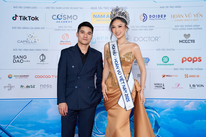 Nguyễn Hoàng Phương Linh nhận sash đại diện Việt Nam ở Miss Cosmo 2025