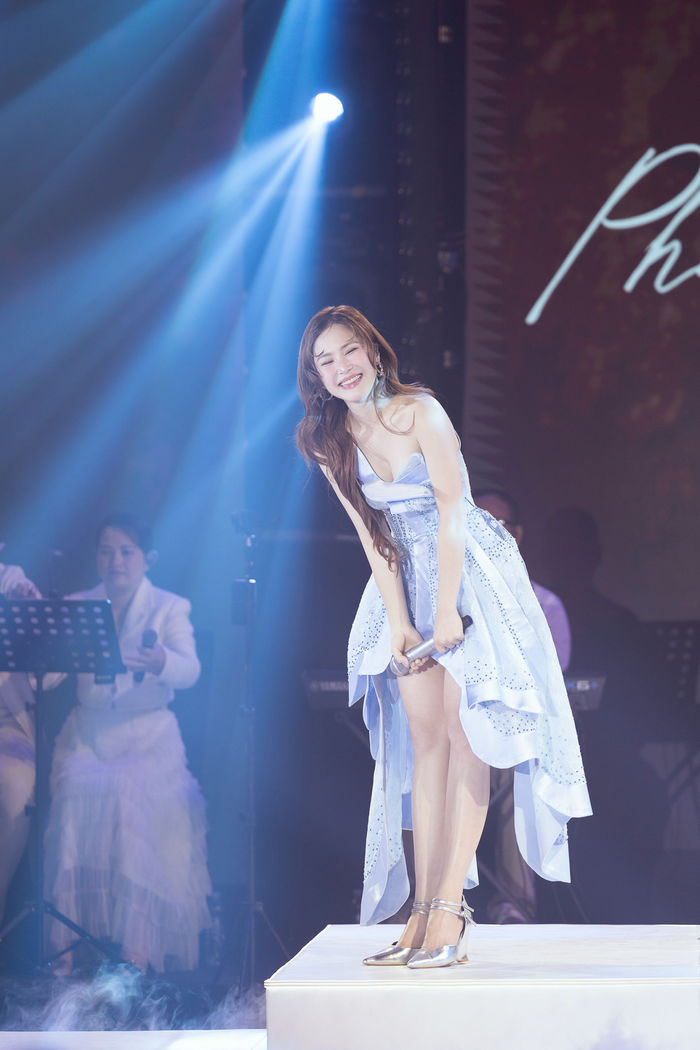 Hương Tràm trở lại với phao cứu sinh ở showcase sau 5 năm