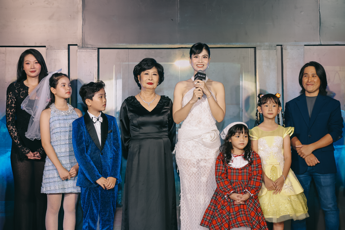 Phương Thanh hát live trên thảm đỏ ra mắt phim “Nhà hai chủ”