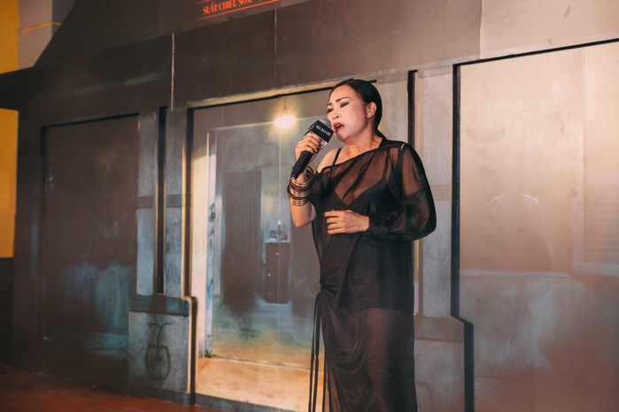 Phương Thanh hát live trên thảm đỏ ra mắt phim “Nhà hai chủ”