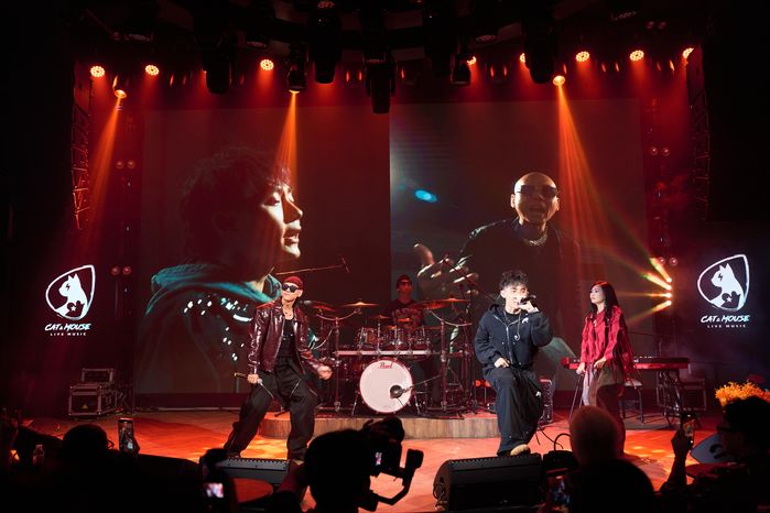 Phan Đinh Tùng ra mắt Happy new year, kể chuyện Tết bằng âm nhạc